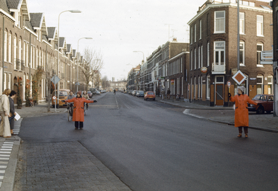 117549 Afbeelding van twee verkeersbrigadiers op de Willem van Noortstraat te Utrecht, ter hoogte van de kruising met ...